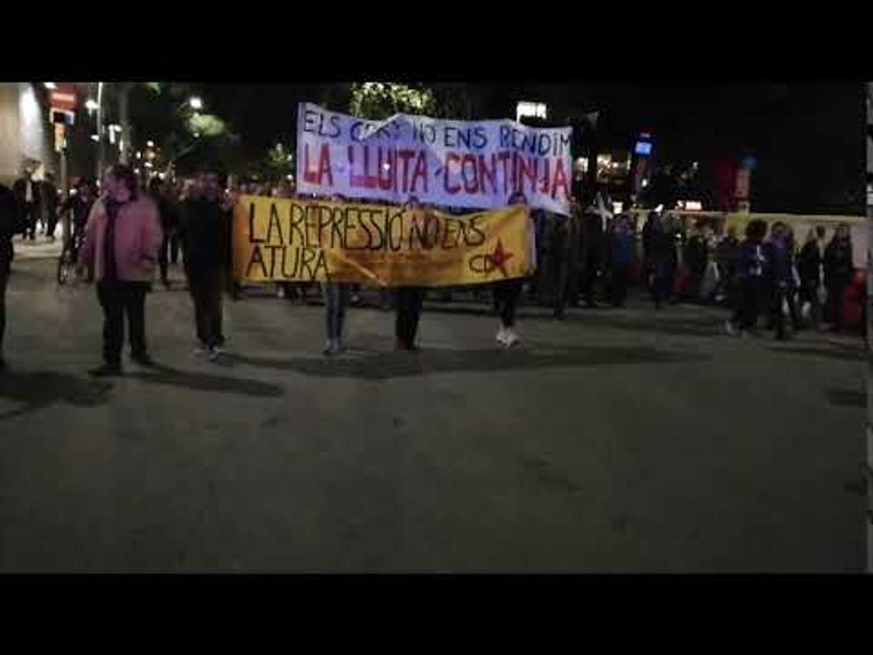 Els CDR baixen pel carrer Joan Güell cantant 'Els Segadors'