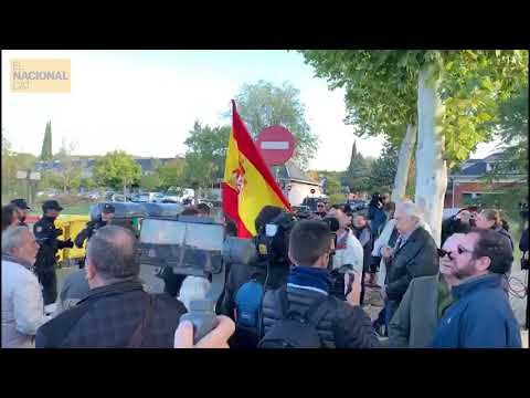 GRITOS DE ¡FRANCO! JUNTO A LOS PERIODISTAS EL DÍA DE LA EXHUMACIÓN