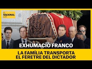 La família Franco transporta el fèretre del dictador
