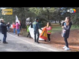 Franquistas muestran pancartas de "FRANCO VIVE" durante la exhumación