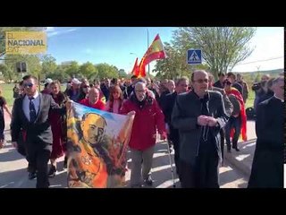 Manifestants franquistes i capellans resen i exalten la figura de Franco