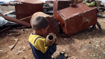 شاهد: قذائف القصف الفارغة "باب رزق" لعائلات في شمال غرب سوريا