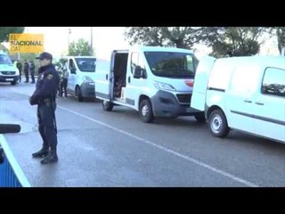 Arribada de corones de flors al cementiri de Mingorrubio abans de la reinhumació de Franco