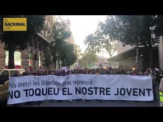 La marxa contra l'actuació policial avança pel centre de Barcelona