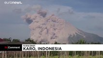 Spectaculaire éruption du volcan Sinabung en Indonésie