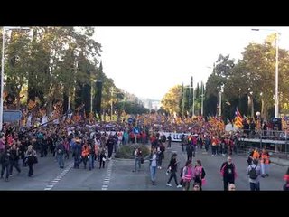 Manifestació 26-O - La capçalera arriba a l'escenari