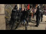 Els Mossos condueixen els manifestants cap a Urquinaona a cops de porra