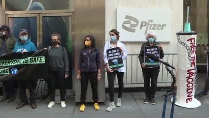 Kovid-19 aşılarının ücretsiz dağıtılması için gösteri düzenlendi