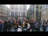 Els independentistes canten 'Els Segadors' a la plaça Sant Jaume