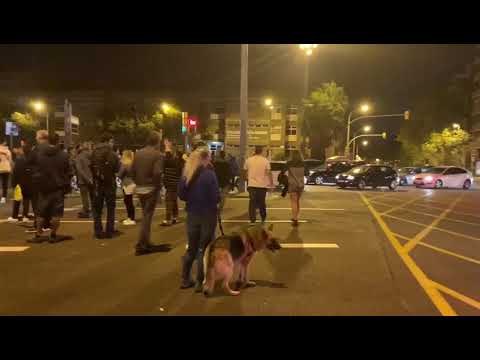 Desenes de persones tallen l'avinguda Meridiana de Barcelona