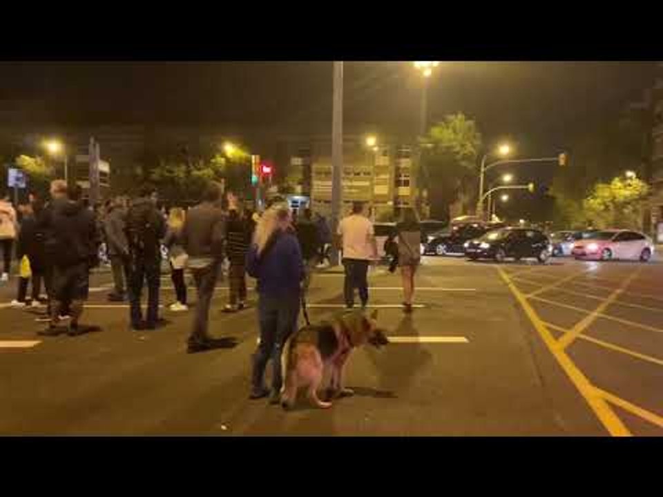 Desenes de persones tallen l'avinguda Meridiana de Barcelona