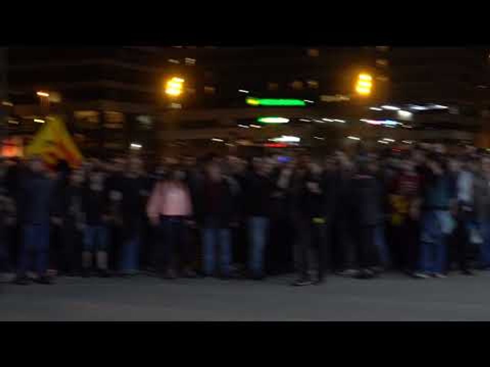 Els manifestants encerclen el perímetre de Sants