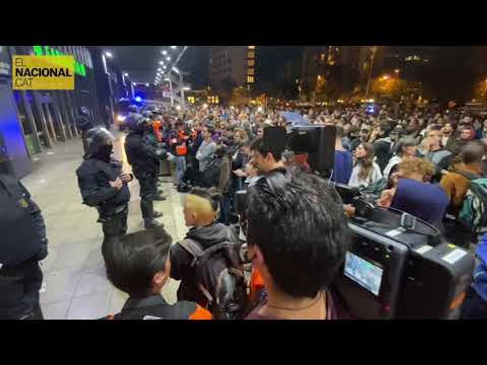 Centenars de manifestants segueixen concentrats a les portes de l’estació de Sants