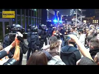 Tải video: Empentes i tensió a Sants durant la concentració dels CDR