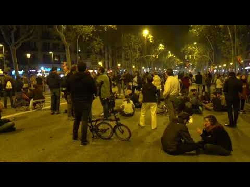 Els CDR que tallen la Gran Via de Barcelona juguen a jocs de taula o llegeixen
