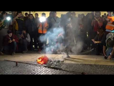 Cremen una bandera espanyola a plaça Sant Jaume
