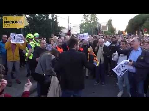 Manifestants no deixen entrar ningú, ni mostrant estelades, a la protesta contra el Rei a Barcelona