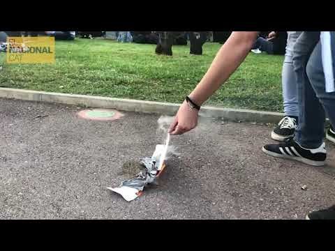 Manifestants cremen una foto de Felip VI a les portes del Palau de Congressos de Barcelona