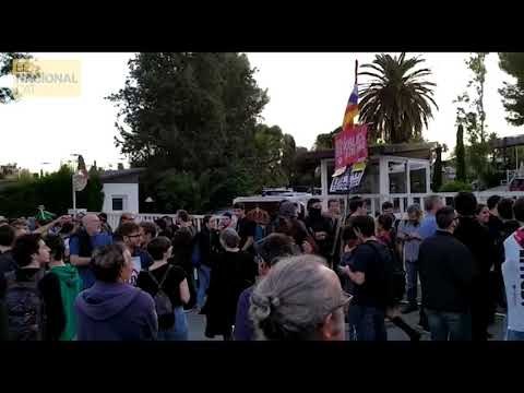 Els manifestants contra Felip VI també ocupen l'Avinguda Xile de Barcelona