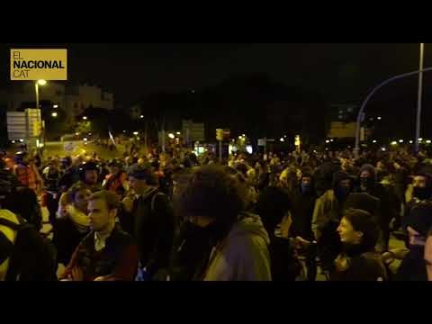 Els manifestants continuen a les portes del Palau de Congressos després del discurs d'Elionor