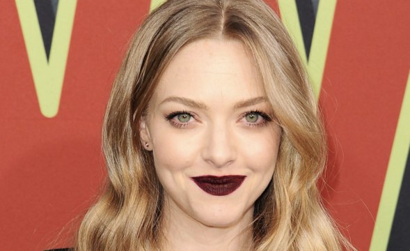 Amanda Seyfried Channeled Mean Girls Karen Smith but Made It 2021