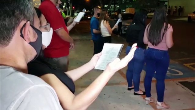 Após o falecimento do Arcebispo Dom Mauro, fiéis se reúnem em frente ao hospital