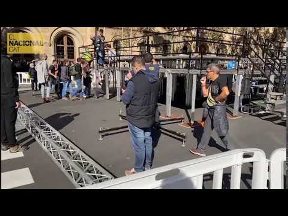 Comencen els preparatius de Tsunami Democràtic a la plaça Universitat