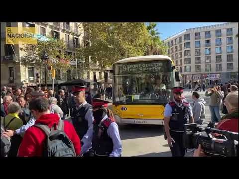 TSUNAMI DEMOCRÀTIC barra el pas a un autobús a Plaça Universitat i els Mossos intervenen