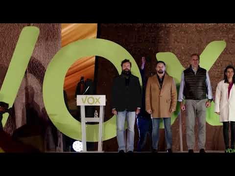 Abascal: De pie y en silencio . VOX i PP acaben escoltant l'himne d'Espanya.