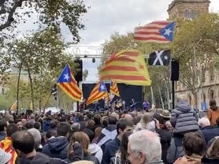 Actuació d'Ebri Knight a plaça Universitat
