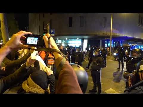 Mossos barren el pas els CDR al carrer de Fontanella