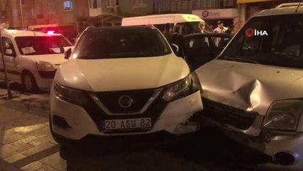 Köpeği ezmemek için kaldırımdaki otomobillere çarptı