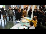 El president de la Generalitat, Quim Torra, vota amb la seva filla de presidenta de mesa