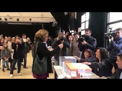 L'alcaldessa Ada Colau vota al centre cívic La Sedeta a l'Eixample de Barcelona