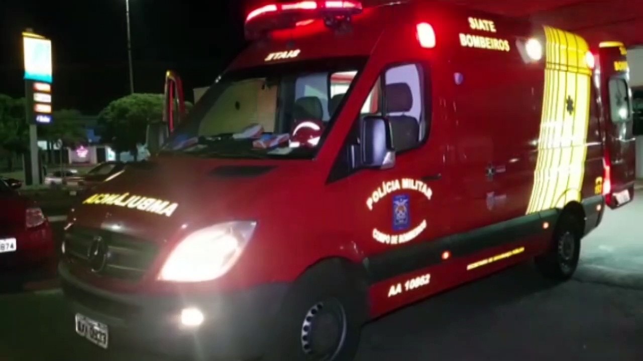 Ciclista de 27 anos colide com automóvel e sofre lesões na cabeça