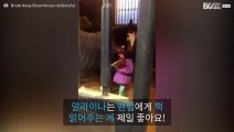 매일 말에게 이야기를 들려주는 귀여운 소녀