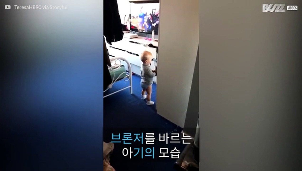 이모가 바르는 선텐크림 바르는 시늉을 하는 아기!
