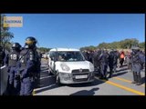 La gendarmeria comencen a retirar els cotxes que tallen la frontera a la Jonquera