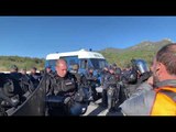 Els agents de la Gendarmeria francesa es posen els cascs al Pertús