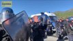 Els agents antiavalots de la Gendarmeria francesa es posen els cascs al Pertús