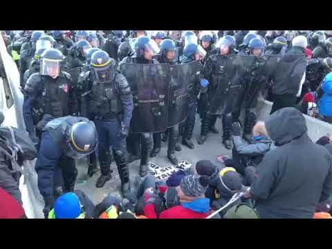 Antiavalots francesos desallotgen els manifestants al tall de Tsunami