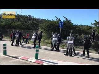 Els manifestants criden "Passi-ho bé" a la policia. Guàrdia Civil i Mossos arriben a la Jonquera