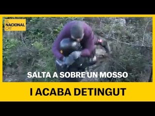 UN MANIFESTANT ES LLENÇA A SOBRE UN MOSSO I ACABA DETINGUT