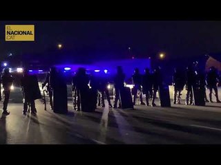 El fum de les barricades indica el tall de l'AP7 a l'altura de Salt