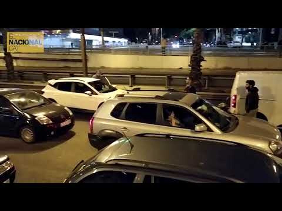 BARCELONA | Taxis i conductors intenten fer mitja volta davant el tall dels CDR a Maria Cristina
