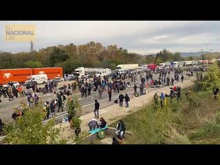 El tall de l'AP-7 a Girona es desperta entre barricades