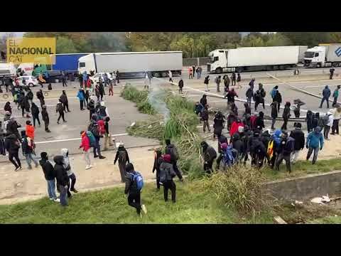 Els Mossos arriben al tall de l'AP-7 i els manifestants encenen les barricades