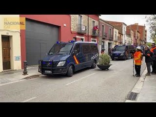 La Policia Nacional es replega i puja als furgons al centre de Salt