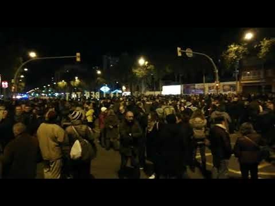 Centenars de persones tallen la Meridiana per 33ena nit seguida
