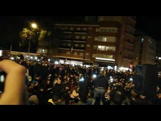 Cesk FReixes canta 'L'Estaca' al tall de la Meridiana
